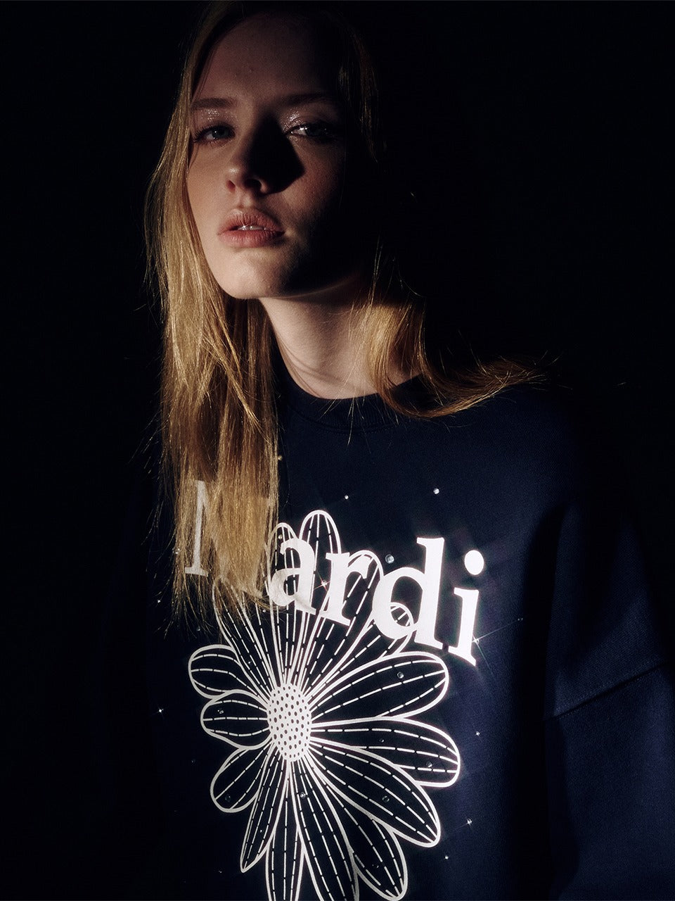SWEATSHIRT FLOWERMARDI STONE EMBELLISHED_NAVY WHITE