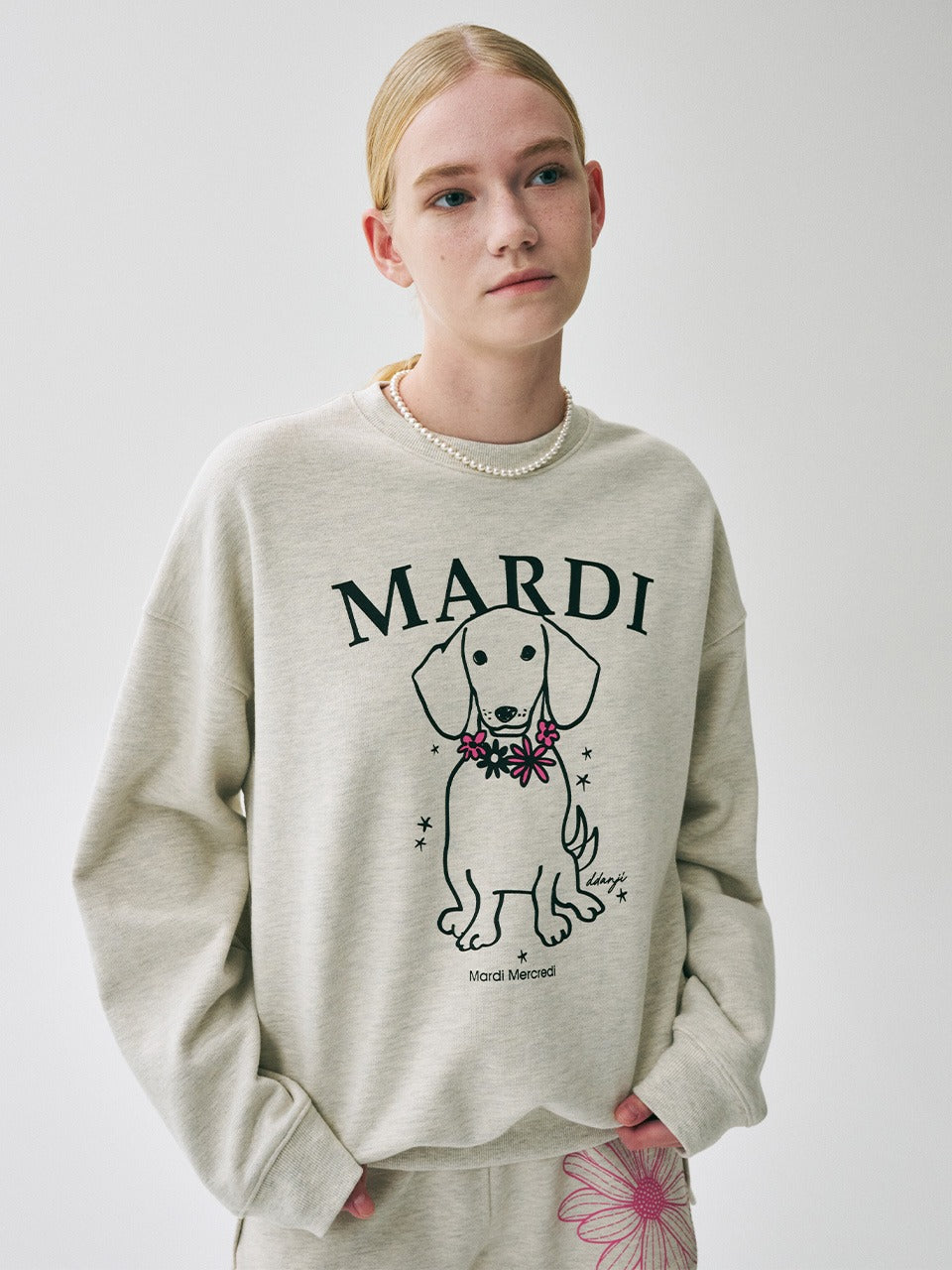 SWEATSHIRT SWING THE TAIL DDANJI FLOWER NECKLACE_OATMEAL PINK